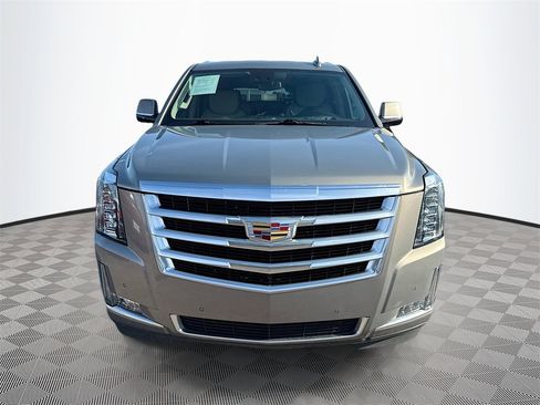 Used 2018 Cadillac Escalade Luxury image 2