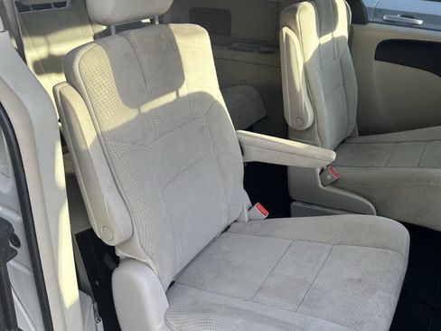 Used 2013 Chrysler Town & Country Touring image 19