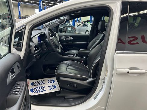 Used 2026 Chrysler Pacifica Limited FWD image 18