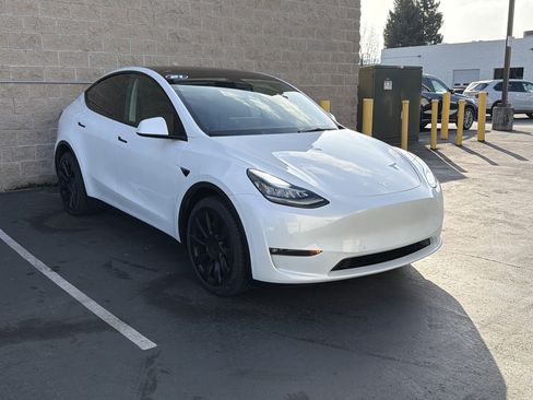 Used 2021 Tesla Model Y Long Range image 1