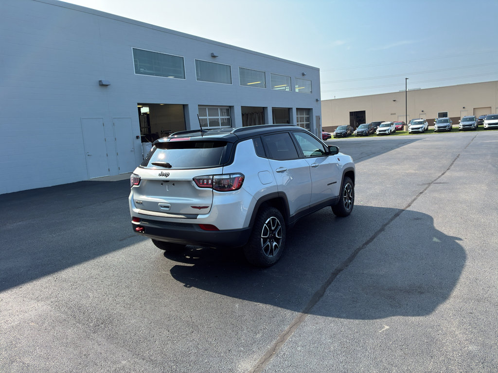 Used 2025 Jeep Compass Trailhawk AWD/4WD image 6
