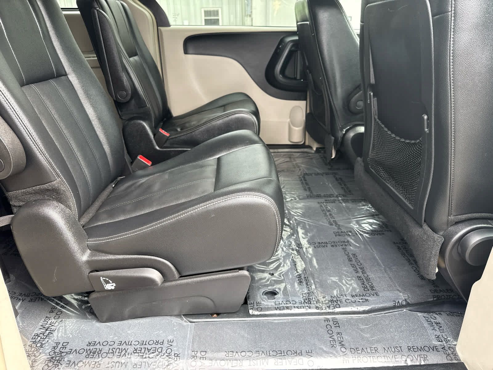 Used 2016 Chrysler Town & Country Touring FWD image 14