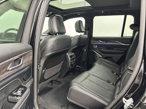 Used 2022 Jeep Grand Cherokee Overland AWD/4WD image 29