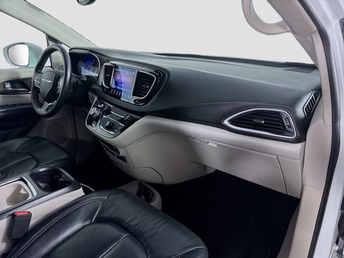 Used 2017 Chrysler Pacifica Touring-L Plus FWD image 31