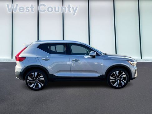 Certified 2025 Volvo XC40 B5 Plus image 2