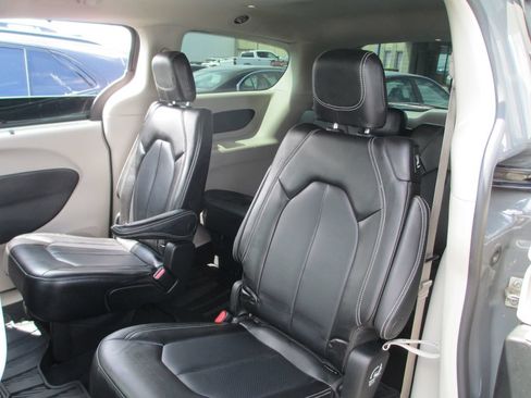 Used 2023 Chrysler Pacifica Touring-L AWD/4WD image 19