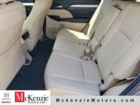 Used 2018 Toyota Highlander XLE FWD image 24