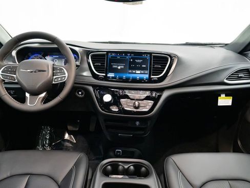 New 2026 Chrysler Pacifica Select image 10