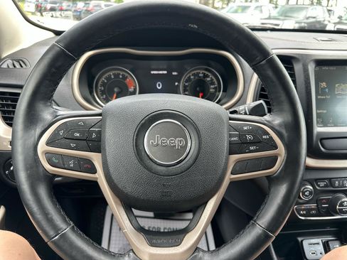 Used 2017 Jeep Cherokee Limited w/ Luxury Group FWD image 11