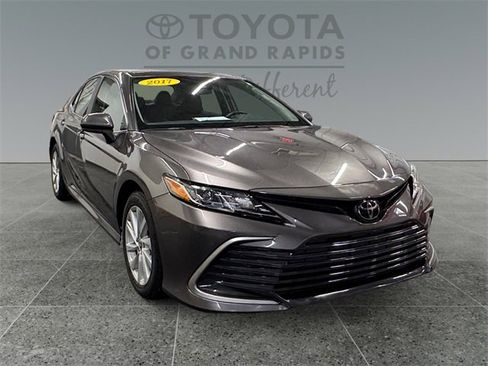 Certified 2021 Toyota Camry LE image 1