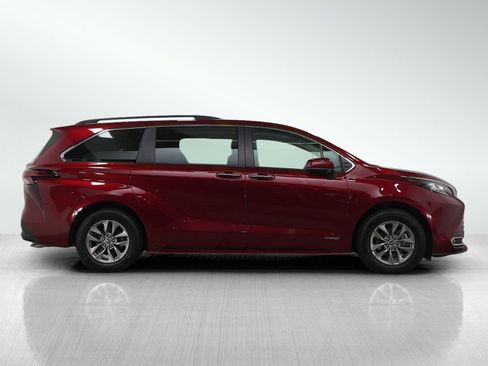 Used 2021 Toyota Sienna XLE image 6
