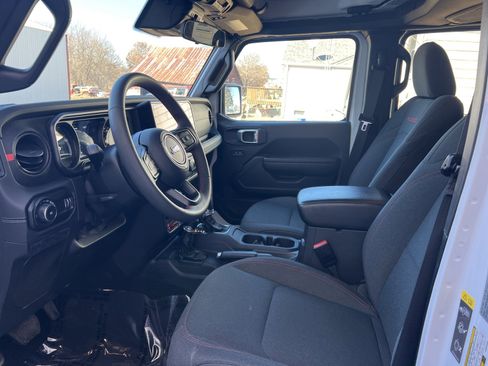 Used 2025 Jeep Wrangler Unlimited Rubicon image 7