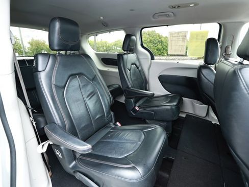 Used 2020 Chrysler Pacifica Touring-L FWD image 29