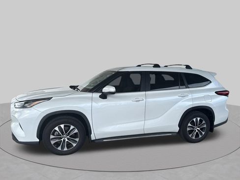 Used 2023 Toyota Highlander XLE FWD image 3