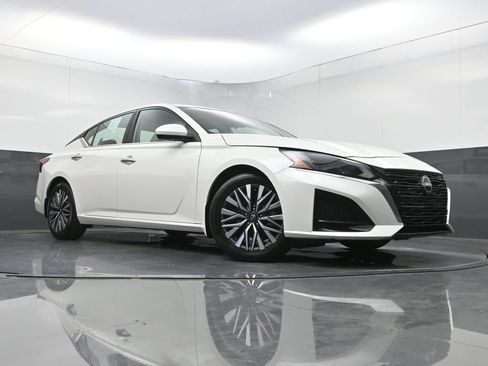 Used 2023 Nissan Altima 2.5 SV w/ SV Premium Package FWD image 26