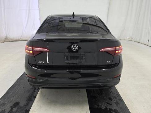 Used 2024 Volkswagen Jetta SE image 4