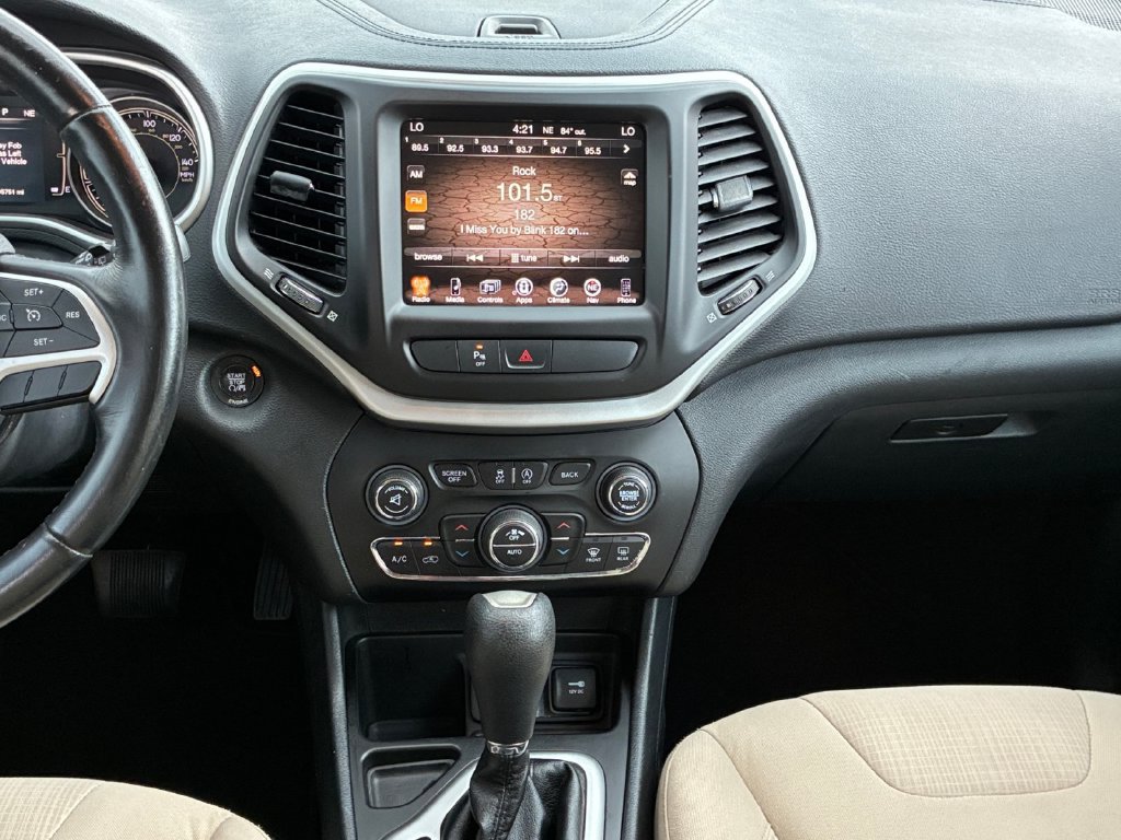 Used 2016 Jeep Cherokee Latitude w/ Comfort/Convenience Group FWD image 3