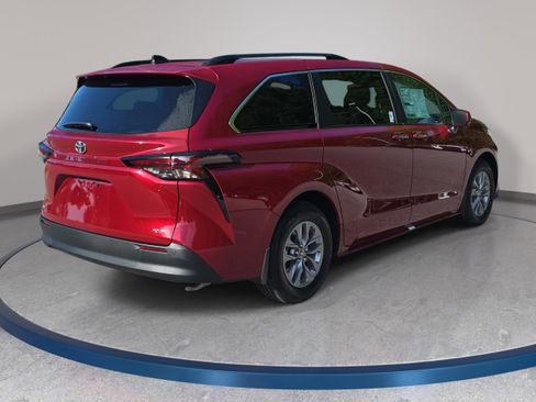 New 2026 Toyota Sienna XLE FWD image 5