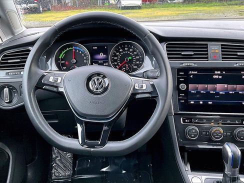 Used 2019 Volkswagen e-Golf SE image 7
