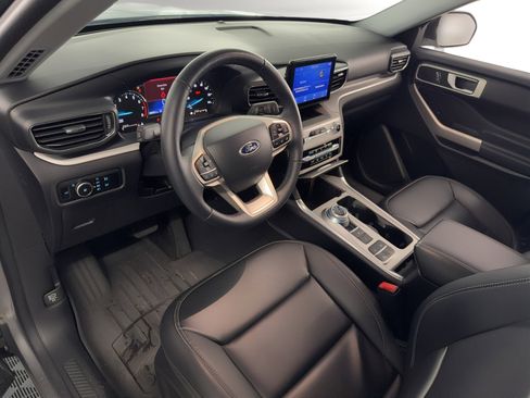 Used 2023 Ford Explorer XLT w/ Equipment Group 202A image 4