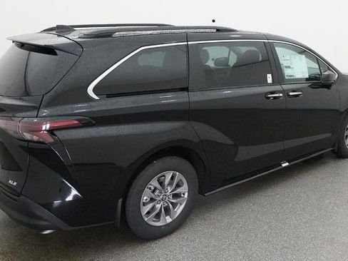 New 2026 Toyota Sienna XLE FWD image 22