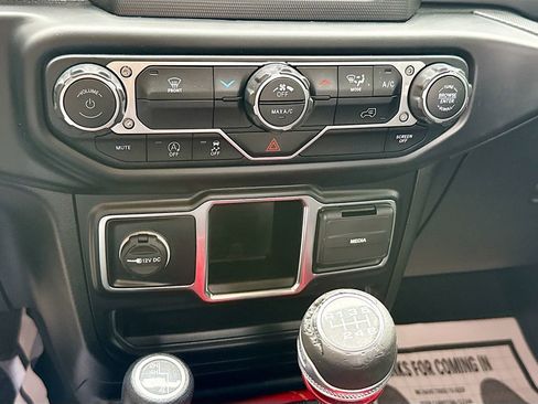 Used 2022 Jeep Gladiator Sport image 17