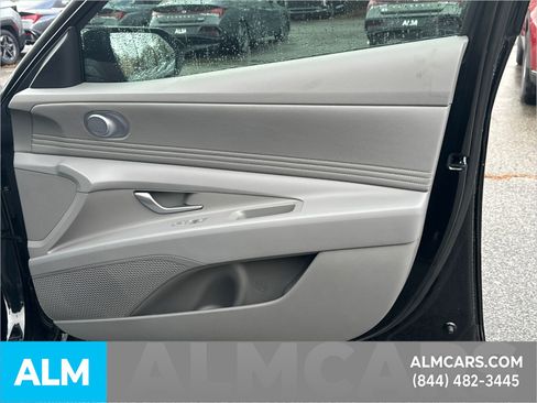 Used 2025 Hyundai Elantra SEL FWD image 16