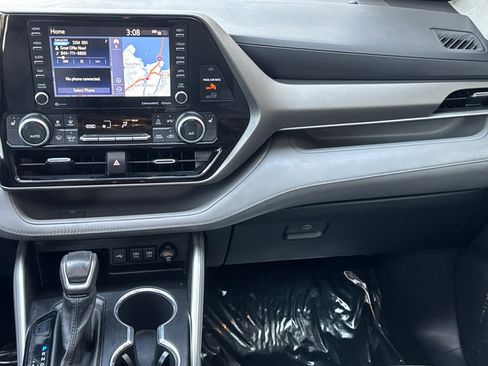 Used 2021 Toyota Highlander XLE image 30