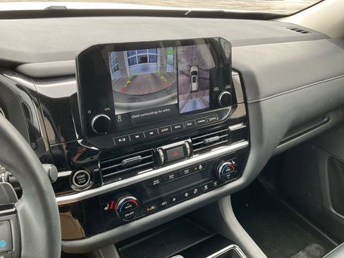 Used 2024 Nissan Pathfinder SL w/ Black Appearance Package image 14