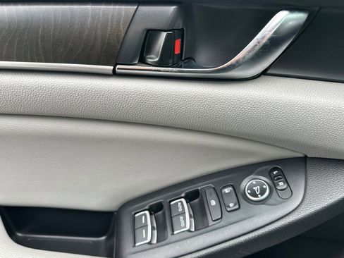 Used 2018 Honda Accord EX image 11