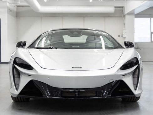 Used 2023 McLaren Artura image 10