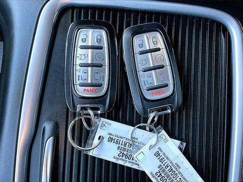 Certified 2020 Chrysler Pacifica Limited image 12