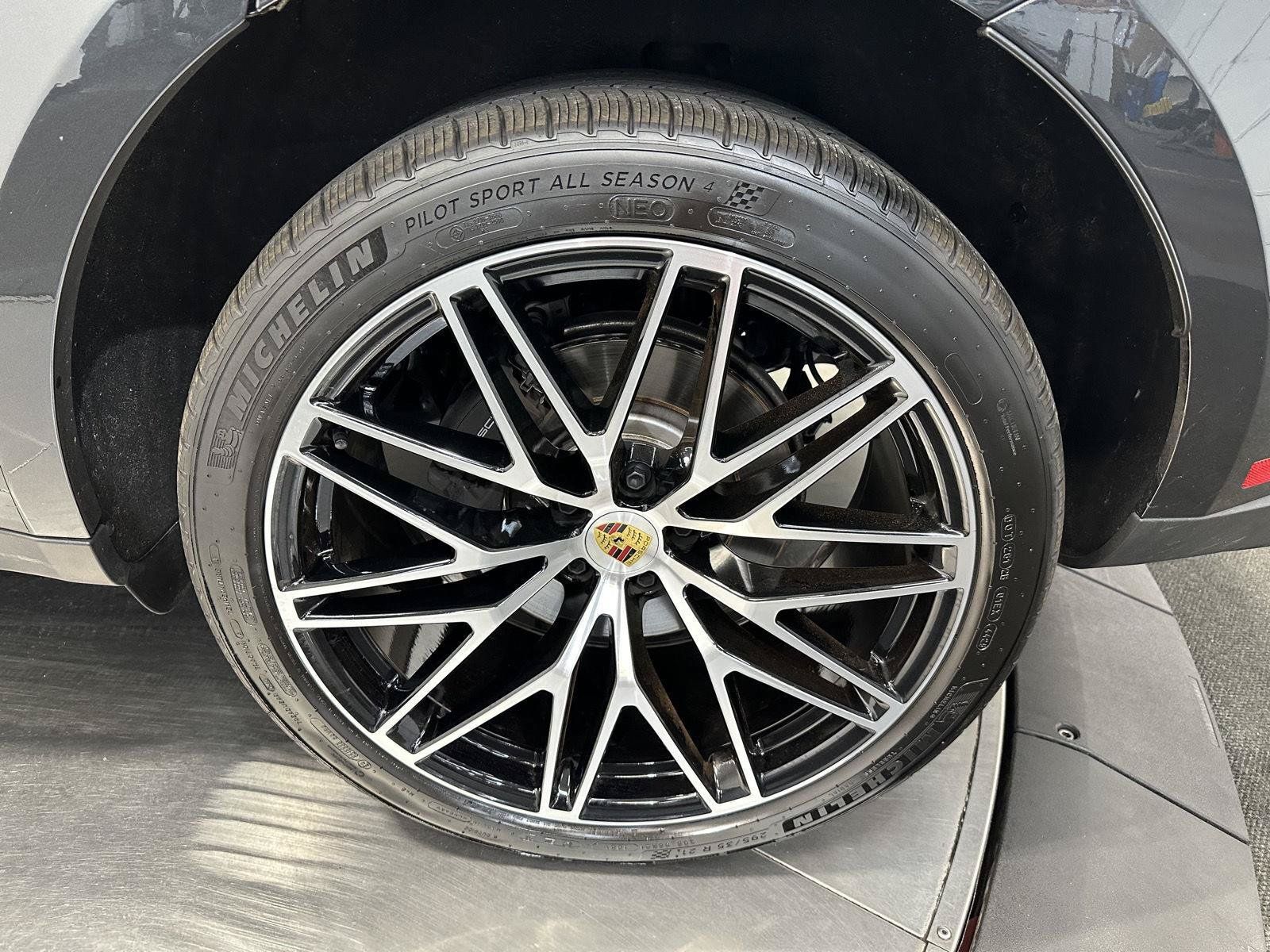 Certified 2026 Porsche Macan AWD/4WD image 12