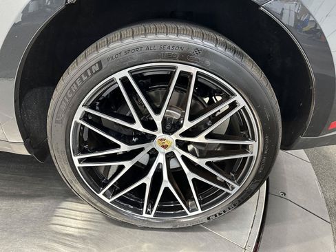 Certified 2026 Porsche Macan AWD/4WD image 12