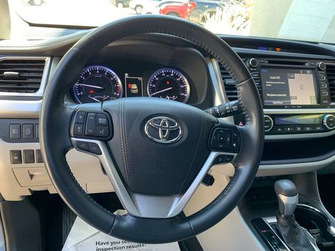 Used 2018 Toyota Highlander XLE FWD image 4