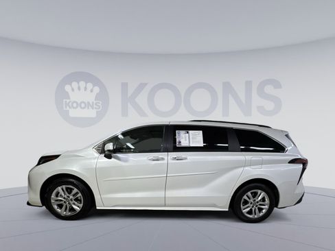 Used 2022 Toyota Sienna XLE image 8