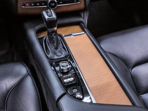 Used 2021 Volvo XC90 T6 Momentum w/ Advanced Package image 20