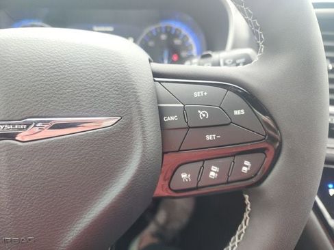 New 2026 Chrysler Pacifica Select image 10