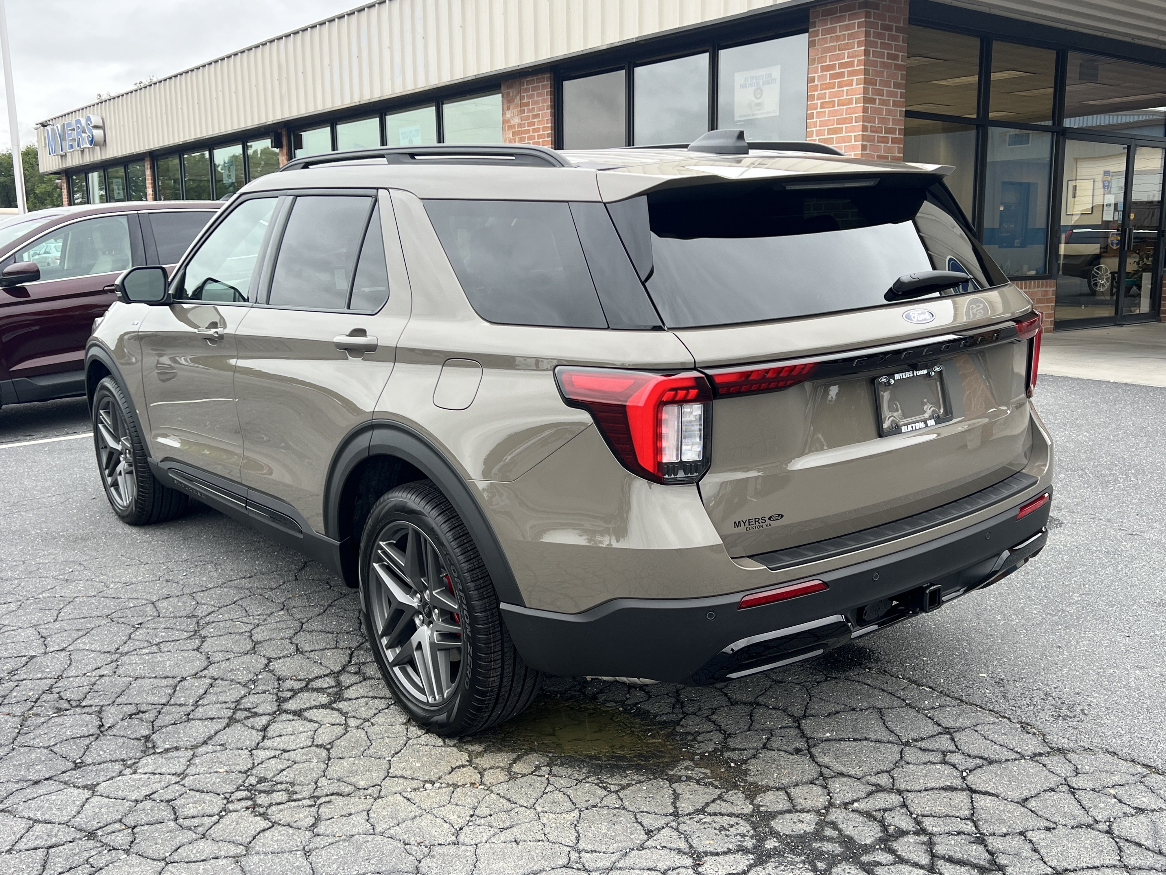 New 2027 Ford Explorer ST-Line w/ Premium Package AWD/4WD image 8