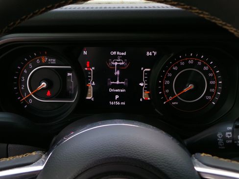 Used 2024 Jeep Wrangler Unlimited Sahara w/ Technology Group AWD/4WD image 9