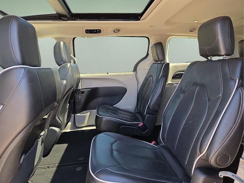 Used 2024 Chrysler Pacifica Limited FWD image 11