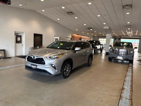 Used 2020 Toyota Highlander XLE FWD image 3