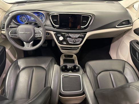 Used 2023 Chrysler Pacifica Touring-L FWD image 15