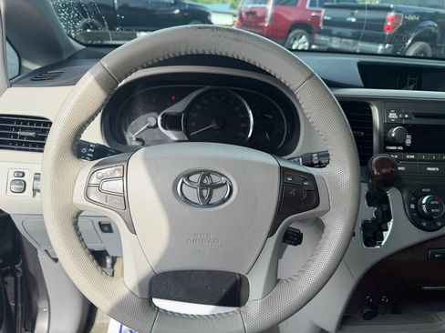 Used 2013 Toyota Sienna XLE FWD image 25