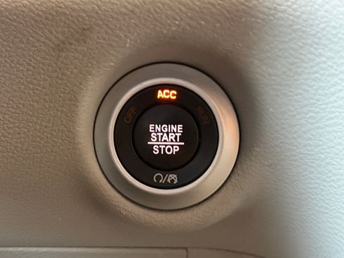 Used 2023 Chrysler Pacifica Touring-L FWD image 22
