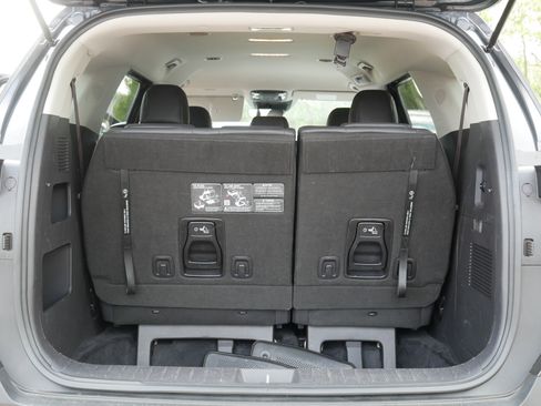Used 2025 Kia Carnival FWD image 18
