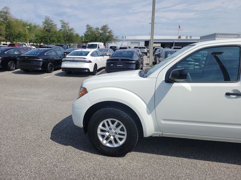 Used 2019 Nissan Frontier SV RWD image 2