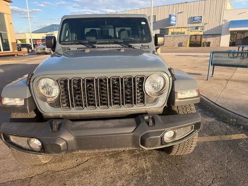 Used 2024 Jeep Gladiator Sport AWD/4WD image 5