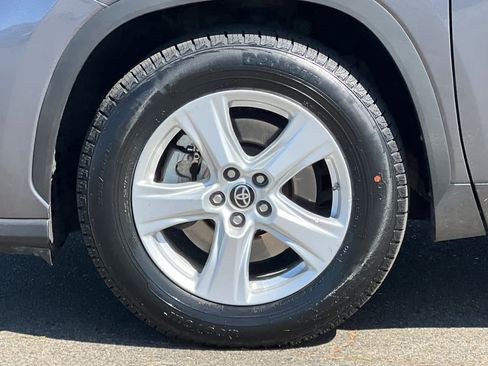 Used 2024 Toyota Highlander LE image 32