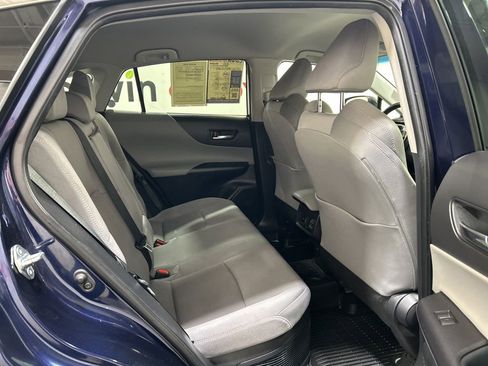 Used 2022 Toyota Venza LE image 16